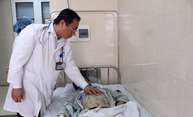 BS Nguyễn Văn Hạnh thăm khám cho một người mắc thủ đậu - Ảnh: THANH XUÂN