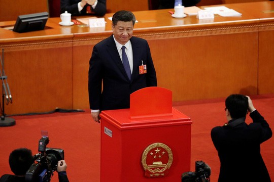 Chủ tịch Trung Quốc Tập Cận Bình bỏ phiếu cho dự thảo sửa đổi Hiến pháp ngày 11/3. Ảnh: Reuters