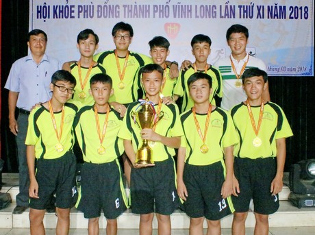 Đội bóng đá Trường THCS Nguyễn Trường Tộ giành bộ HCV môn bóng đá.