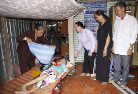 Tổ thiện nguyện thăm, hỗ trợ thường xuyên chị em bà Bảy- Út Mười.