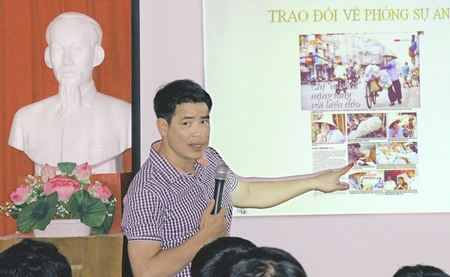 Giảng viên, Nhà báo Phạm Tùng Lâm- Tổng Thư ký Toà soạn Tạp chí Khám phá trao đổi với các học viên về ảnh báo chí (ảnh: DƯƠNH THU).