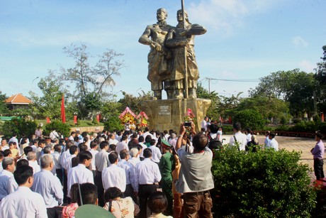 Tượng đài Lê Cẩn- Nguyễn Giao, trong ngày lễ kỷ niệm Nam Kỳ khởi nghĩa 23/11/2017.Ảnh: NGỌC TRẢNG