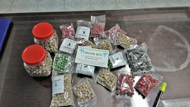 Sở Y tế thành phố Cần Thơ thu mẫu thuốc “thần dược” tại nhà ông Hòa – bà Tuyền để gởi kiểm nghiệm thành phần.