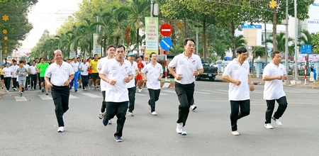 Các vị lãnh đạo tỉnh Vĩnh Long cùng hàng ngàn người tham gia Ngày chạy Olympic vì sức khỏe toàn dân 2017.