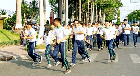 Rất đông học sinh, sinh viên tham gia Ngày chạy Olympic vì sức khỏe toàn dân 2016.