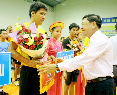 Đồng chí Trần Văn Rón- Ủy viên BCH Trung ương Đảng, Bí thư Tỉnh ủy đến dự và trao cờ lưu niệm cho đội nam XSKT Vĩnh Long tại giải bóng chuyền năm 2017
