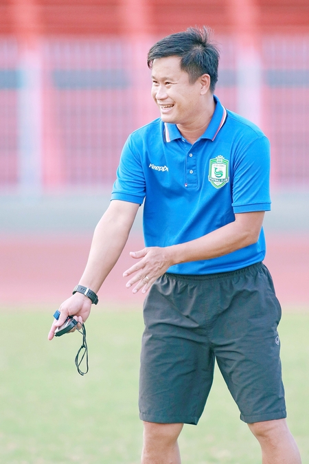HLV Đinh Hồng Vinh (XSKT Cần Thơ) tự tin trước trận đấu gặp Hà Nội FC.