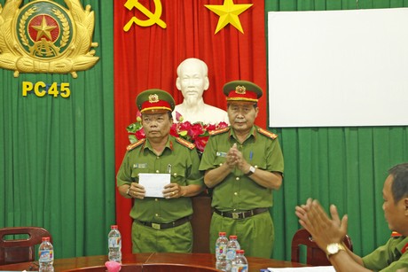 Đại tá Phạm Văn Ngân- Phó Giám đốc Công an tỉnh- biểu dương thành tích của lực lượng Cảnh sát hình sự tại buổi trao thưởng.