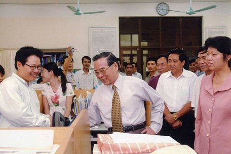 Năm 2004, Thủ tướng Phan Văn Khải (giữa) và Chủ tịch Tổng LĐLĐVN Cù Thị Hậu (ngoài cùng bên phải)  thăm tòa soạn Báo Lao Động. Ảnh: TL