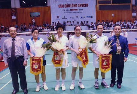 Cố Thủ tướng Phan Văn Khải (thứ ba từ phải qua) và nguyên Chủ tịch Tổng LĐLĐVN Cù Thị Hậu (thứ ba từ trái qua) tham gia Giải cầu lông công nhân viên chức lao động do Tổng LĐLĐVN tổ chức năm 2004. Ảnh: B.L.Đ