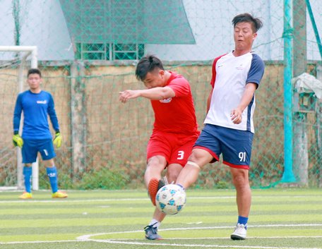 Pha tranh bóng trong trận Vietinbank (áo đỏ) thắng Nhiệt điện Duyên Hải 6-2.