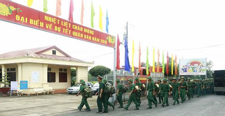 Bộ đội hành quân về địa điểm tổ chức Tết quân dân ở xã Phú Lộc (Tam Bình).