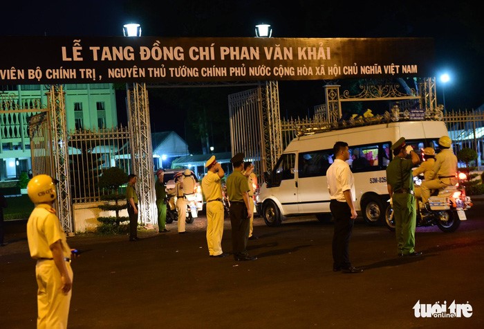 Xe chở linh cữu cố Thủ tướng Phan Văn Khải đã về đến Hội trường Thống Nhất - Ảnh: QUANG ĐỊNH