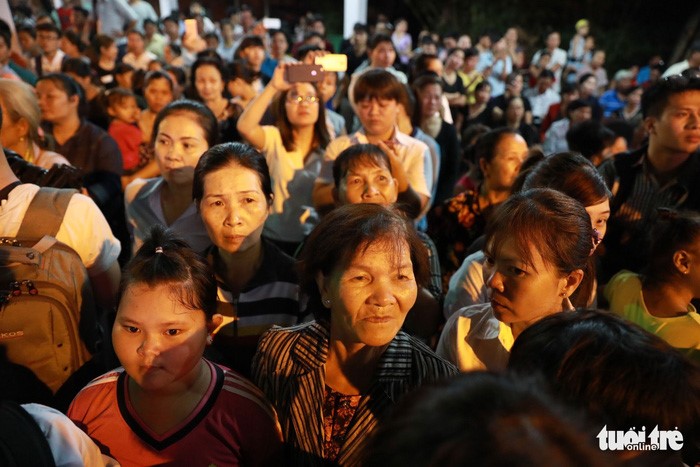 Người dân Củ Chi đến viếng cố Thủ tướng Phan Văn Khải trước khi di quan về Hội trường Thống Nhất - Ảnh: HỮU KHOA