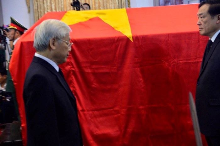 Tổng Bí thư Nguyễn Phú Trọng đi vòng quanh linh cữu nguyên Thủ tướng Phan Văn Khải trước khi ra Bàn ghi vào sổ tang. (Ảnh: Ngọc Thành)