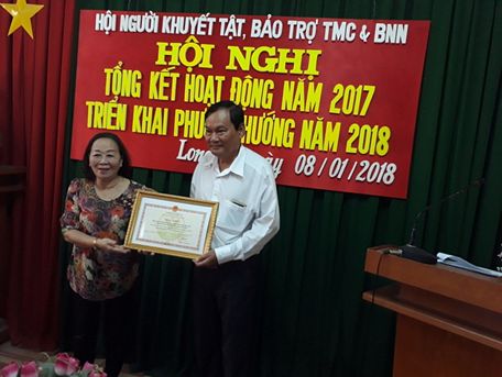 Ông Nguyễn Văn Nghĩa- Chủ tịch Hội nhận bằng khen của UBND tỉnh.