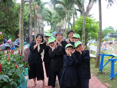 Trên 90% đoàn khách từ TP Hồ Chí Minh, khi tham quan trang trại Vinh Sang đều tham gia tát mương bắt cá.   Ảnh: Phương Thúy