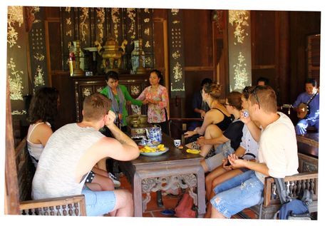  Du khách thích thú thưởng thức món ăn thuần Việt, ở homestay Út Trinh (xã Hòa Ninh- Long Hồ).