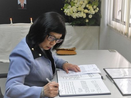 Vụ trưởng Vụ Lễ tân Chính quyền Đặc khu Hong Kong, bà Judy Li ghi sổ tang. (Ảnh: Xuân Tuấn-Hoài Nam/Vietnam+)