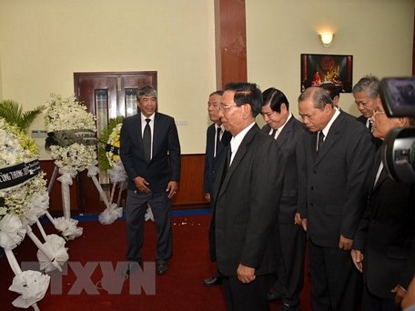 Ủy viên thường trực Ban Thường vụ Trung ương Đảng Nhân dân Campuchia (CPP) cầm quyền, ông Sim Ca dẫn đầu đoàn đại biểu CPP đến viếng nguyên Thủ tướng Phan Văn Khải. (Ảnh: Minh Hưng/TTXVN)