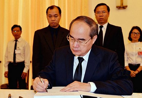Bí thư Thành ủy TPHCM Nguyễn Thiện Nhân ghi sổ tang tại lễ viếng nguyên Thủ tướng Phan Văn Khải. Ảnh: VIỆT DŨNG