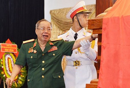 Phút xúc động của một  cựu chiến binh khi đến viếng nguyên Thủ tướng Phan Văn Khải. Ảnh: VIỆT DŨNG