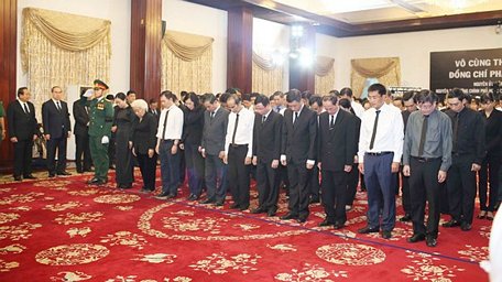 Đoàn Đảng bộ và nhân dân quận 10 viếng nguyên Thủ tướng Phan Văn Khải. Ảnh: DŨNG PHƯƠNG