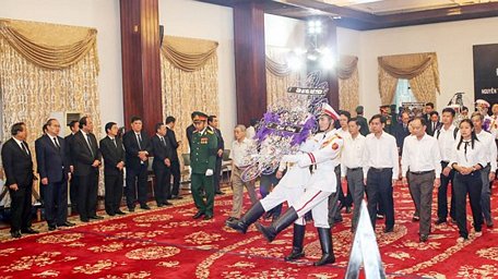 Đoàn đại biểu Kho bạc nhà nước viếng nguyên Thủ tướng Phan Văn Khải. Ảnh: DŨNG PHƯƠNG