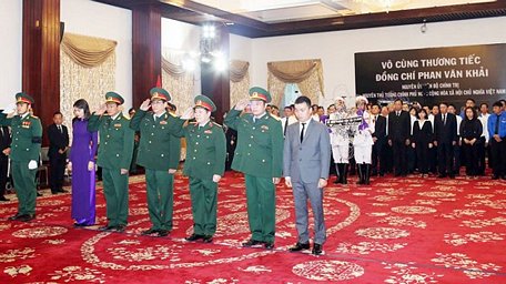Đoàn đại biểu Tập đoàn Công nghệ viễn thông quân đội viếng nguyên Thủ tướng Phan Văn Khải. Ảnh: DŨNG PHƯƠNG