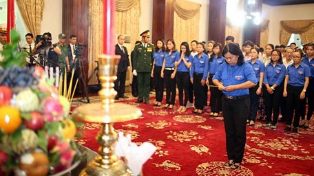 Đoàn đại biểu Nhà văn hóa sinh viên viếng nguyên Thủ tướng Phan Văn Khải. Ảnh: DŨNG PHƯƠNG