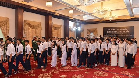 Học sinh trường Nguyễn Thị Minh Khai viếng nguyên Thủ tướng Phan Văn Khải. Ảnh: VIỆT DŨNG