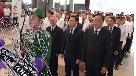 Đoàn đại biểu Sở Giao thông Vận tải TPHCM viếng nguyên Thủ tướng Phan Văn Khải. Ảnh: VIỆT DŨNG