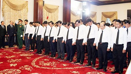 Đoàn đại biểu Tổng Công ty cấp nước Sài Gòn viếng nguyên Thủ tướng Phan Văn Khải. Ảnh: DŨNG PHƯƠNG
