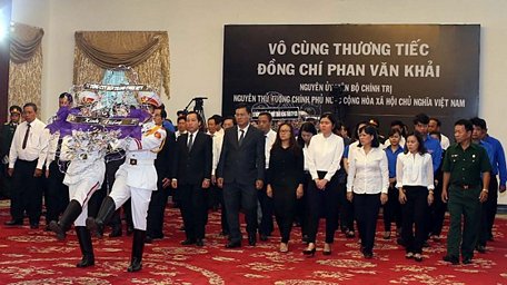 Đoàn đại biểu Tổng Công ty Bến Thành viếng nguyên Thủ tướng Phan Văn Khải. Ảnh: DŨNG PHƯƠNG