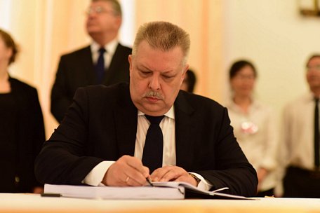 Tổng lãnh sự Liên bang Nga tại TP.HCM Aleksey V. Popov ghi sổ tang - Ảnh: QUANG ĐỊNH