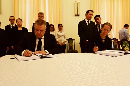 Tổng lãnh sự Hoa Kỳ tại TP.HCM Mary Tarnowka (phải) ngồi cạnh tổng lãnh sự Nga khi viết sổ tang - Ảnh: QUANG ĐỊNH