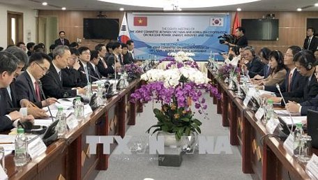 Bộ trưởng Công Thương Trần Tuấn Anh và Bộ trưởng Bộ Thương mại, Công nghiệp và Năng lượng Hàn Quốc đồng chủ trì Kỳ họp lần thứ 2 Ủy ban hỗn hợp về thực thi Hiệp định Thương mại Tự do Việt Nam - Hàn Quốc (VKFTA) hôm 2/2/2018 tại TP. Hồ Chí Minh. Ảnh: Mỹ Phương/TTXVN