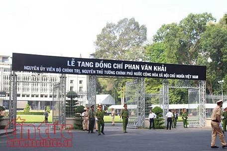 Lực lượng công an, cảnh sát bảo vệ vòng ngoài trong ngày thứ hai diễn ra quốc tang nguyên Thủ tướng Phan Văn Khải tại Hội trường Thống Nhất (TP Hồ Chí Minh).