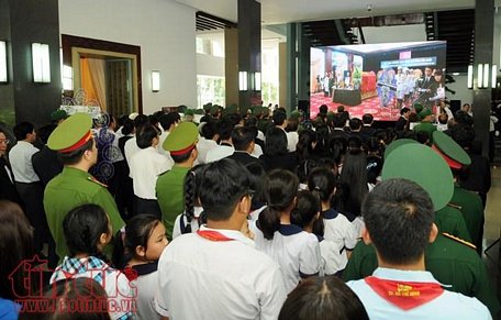 Trong 2 ngày qua, lượng người đến viếng nguyên Thủ tướng Phan Văn Khải đều phải xếp hàng chờ đến lượt.
