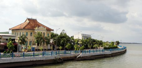 Bờ kè sông Tiền- điểm nhấn duyên cho TP Vĩnh Long.