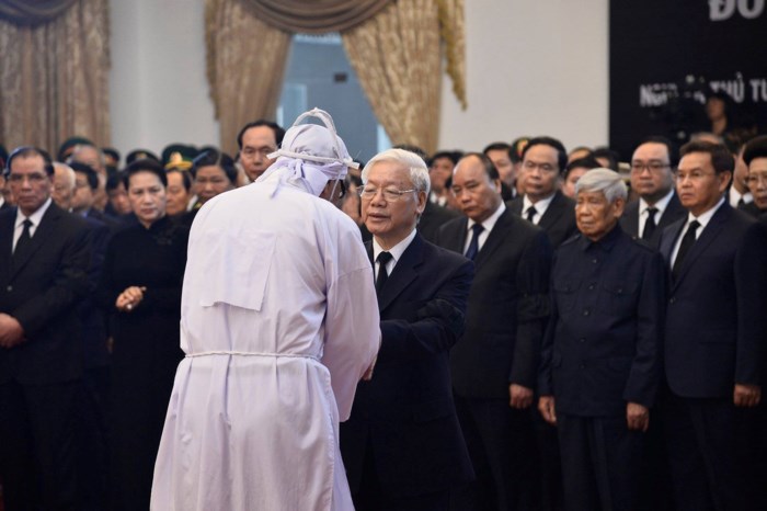 Tổng Bí thư Nguyễn Phú Trọng, Trưởng Ban Lễ tang chia buồn cùng đại diện gia đình nguyên Thủ tướng Phan Văn Khải.