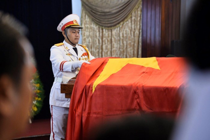 Đội trưởng đội tiêu binh gấp quốc kỳ trên linh cữu của nguyên Thủ tướng Phan Văn Khải.
