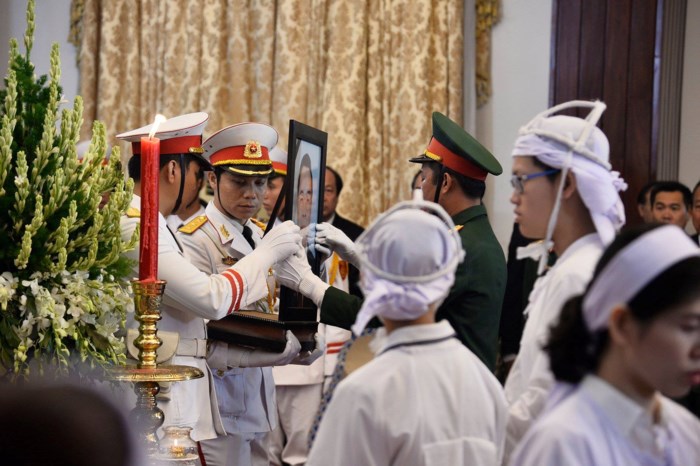 Trưởng Ban tổ chức lễ tang - ông Trương Hòa Bình mời lãnh đạo Đảng, Nhà nước, đại diện đoàn nước bạn Lào và gia quyến nguyên Thủ tướng đi quanh linh cữu để tiễn biệt nguyên Thủ tướng Phan Văn Khải.
