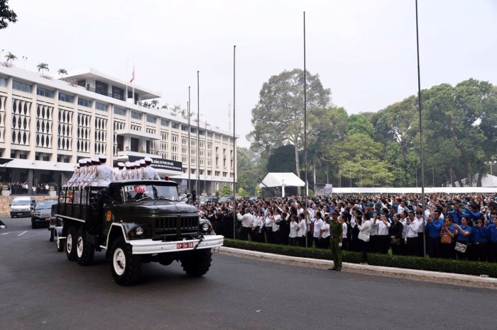 Đoàn xe tang bắt đầu đưa linh cữu nguyên Thủ tướng Phan Văn Khải về nơi an nghỉ cuối cùng tại khuôn viên tư gia ở xã Tân Thông Hội, huyện Củ Chi, TPHCM.