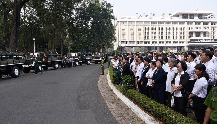 Dòng người xếp hàng trong khuôn viên Hội trường Thống nhất chờ linh xa chở linh cữu nguyên Thủ tướng Phan Văn Khải đi qua.