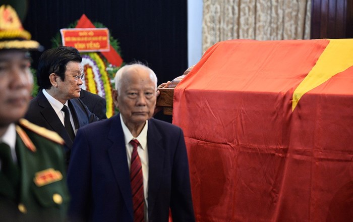 Nguyên Chủ tịch nước Trương Tấn Sang đặt tay lên linh cữu tiễn biệt nguyên Thủ tướng Phan Văn Khải
