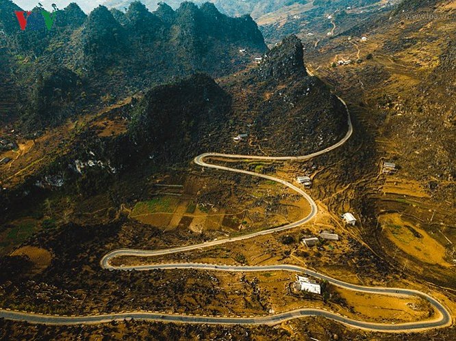 Những con đường dài men theo sườn núi của Hà Giang khiến người ta nghĩ về những cuộc hành trình nhiều trải nghiệm, đẫm mồ hôi mỏi mệt nhưng cũng hân hoan niềm sảng khoái khi tận hưởng cảm giác thư thái giữa thiên nhiên.