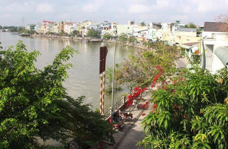 Một góc TX Bình Minh bên sông.