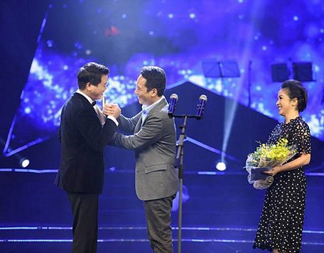 Đăng Dương xúc động nhận giải Chương trình của năm từ vợ chồng nghệ sĩ Anh Quân- Mỹ Linh.