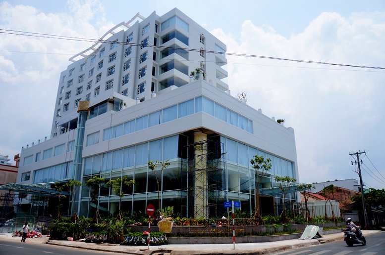 Khách sạn Sài Gòn- Vĩnh Long đang ráo riết hoàn tất khâu trang trí.
